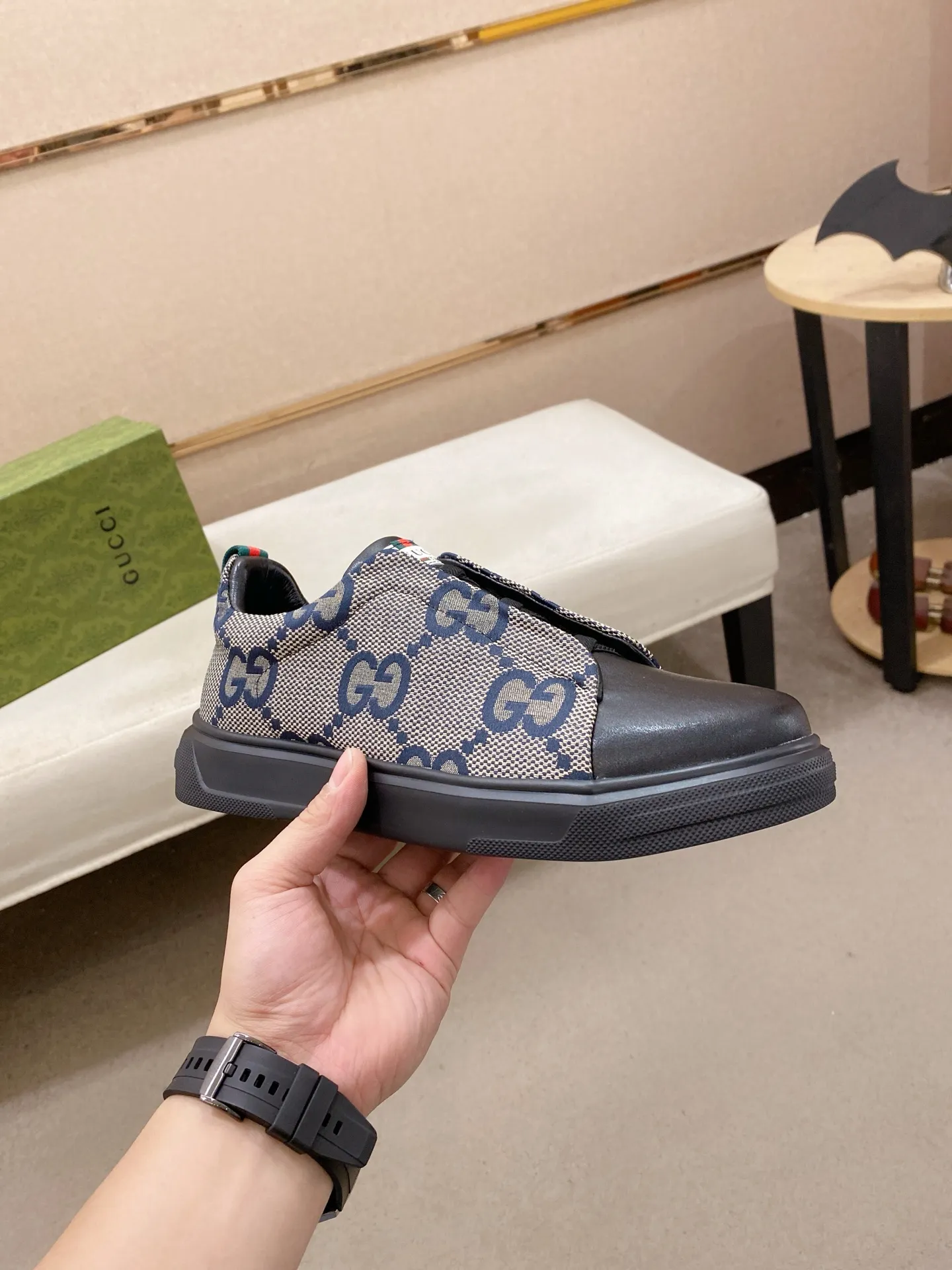 Ex-factory price 400💰【Gucci】Gucci men’s latest series of casual shoes! The official website is built 1:1. The upper is made of imported high-quality cowhide, and the lining is made of high-quality sheepskin, which is soft and comfortable. Picky selection of materials and exquisite workmanship give you the best enjoyment. Number of yards: 38-44 yards.